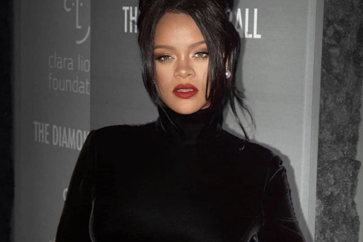 Rihanna Announces Visual Autobiographical Book