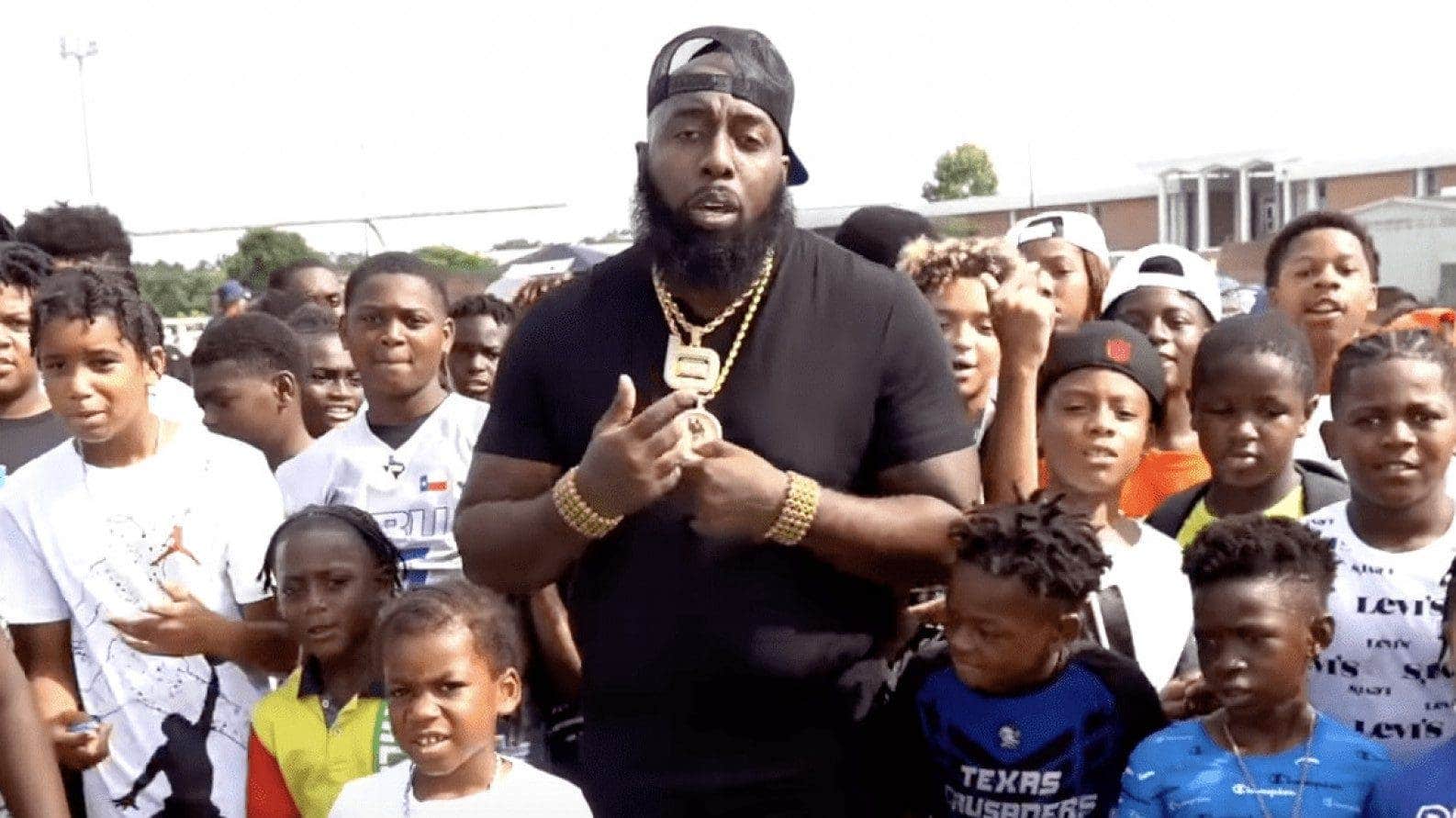 Trae Tha Truth and his son Baby Houston rep “The Cru” in new video