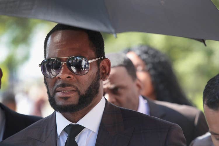 R. Kelly allegedly made girlfriends who “twerked for cake” fight each other at birthday party
