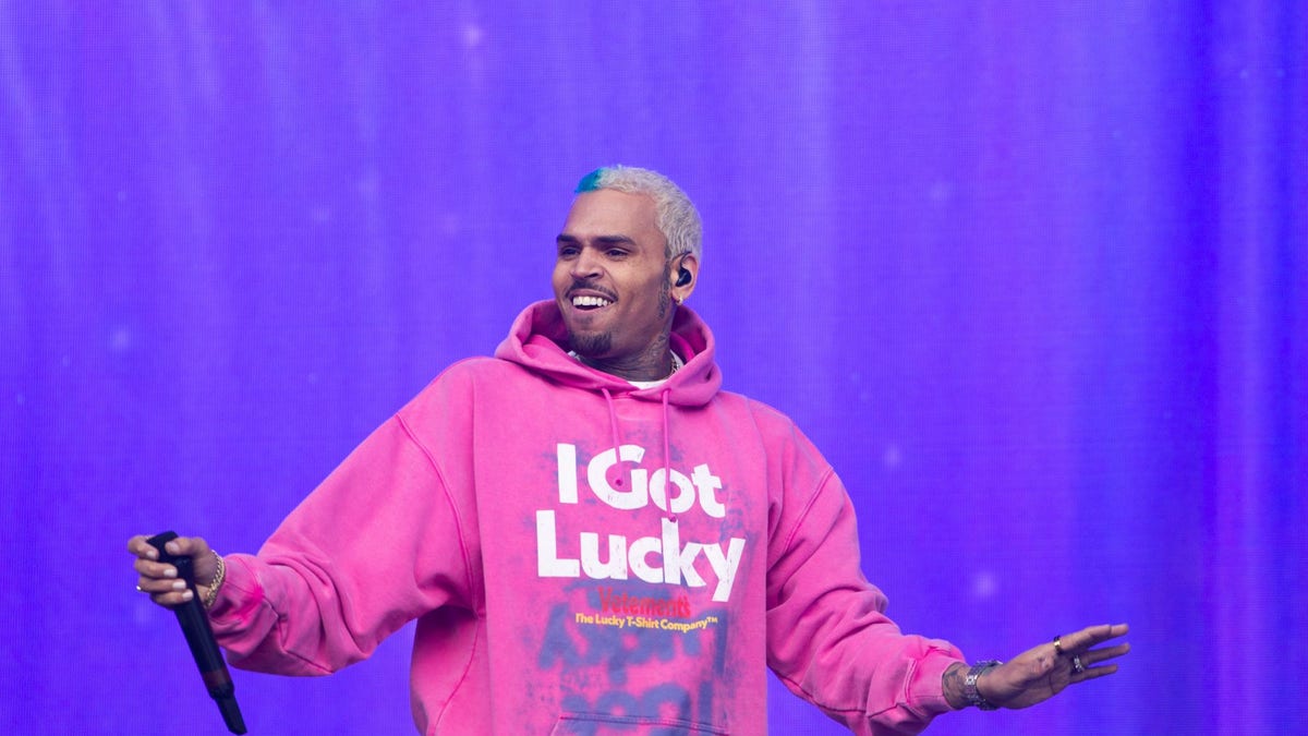 Social media reacts to Chris Brown's meet-and-greet photos