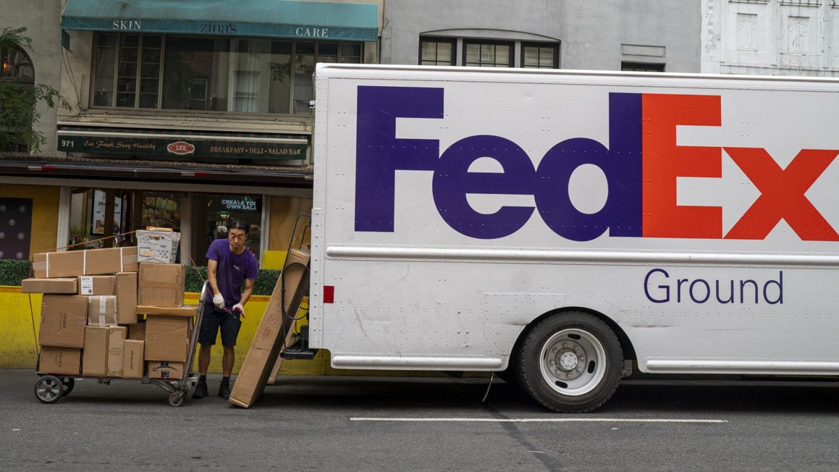 FedEx mistakenly delivers box of rifles to a Pennsylvania high school