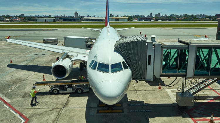 An airplane at the departures and arrivals gate.